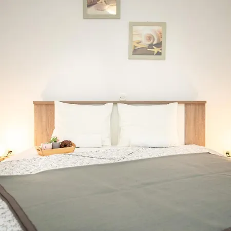 Doris, Krk Apartment